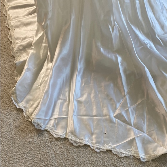 Elegant Vintage Ivory Lace Wedding Gown - Picture 16 of 16